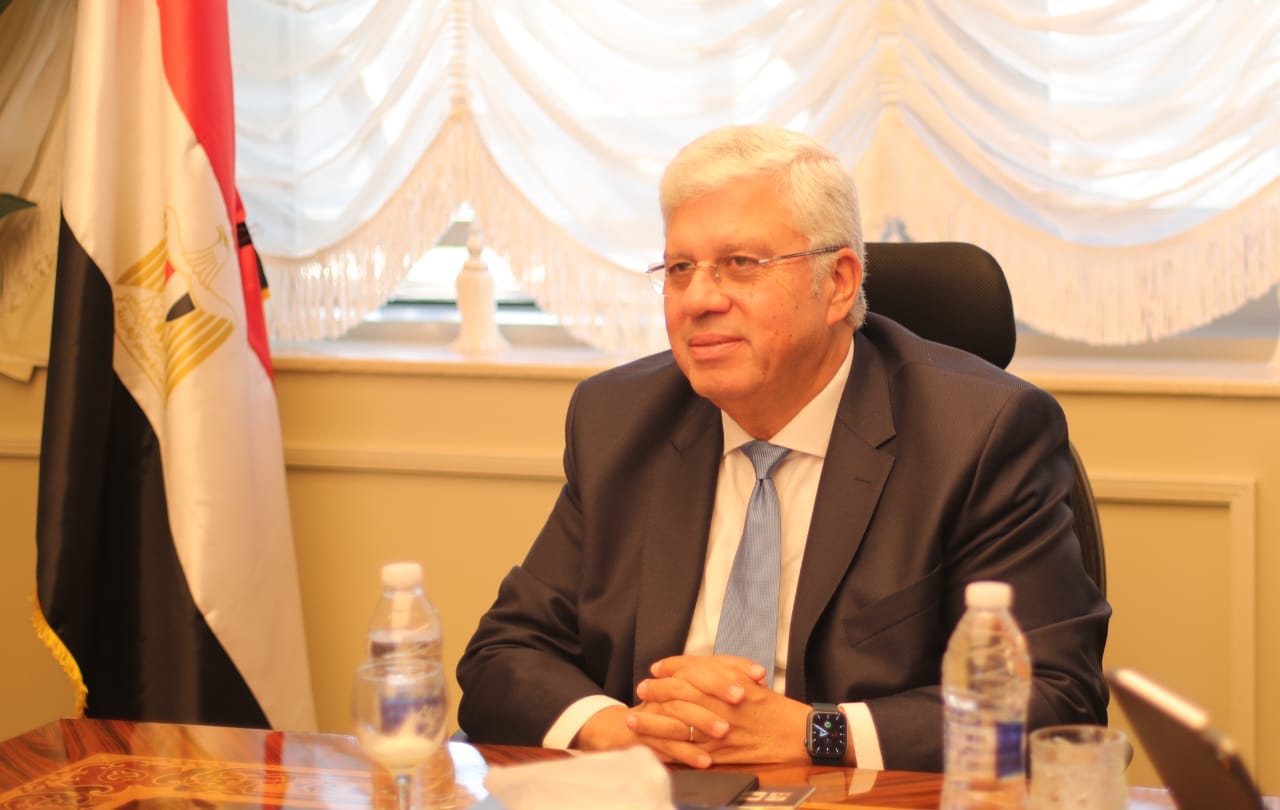 وزير التعليم العالي يوجه برفع درجة الاستعداد بالمستشفيات الجامعية خلال إجازة العيد