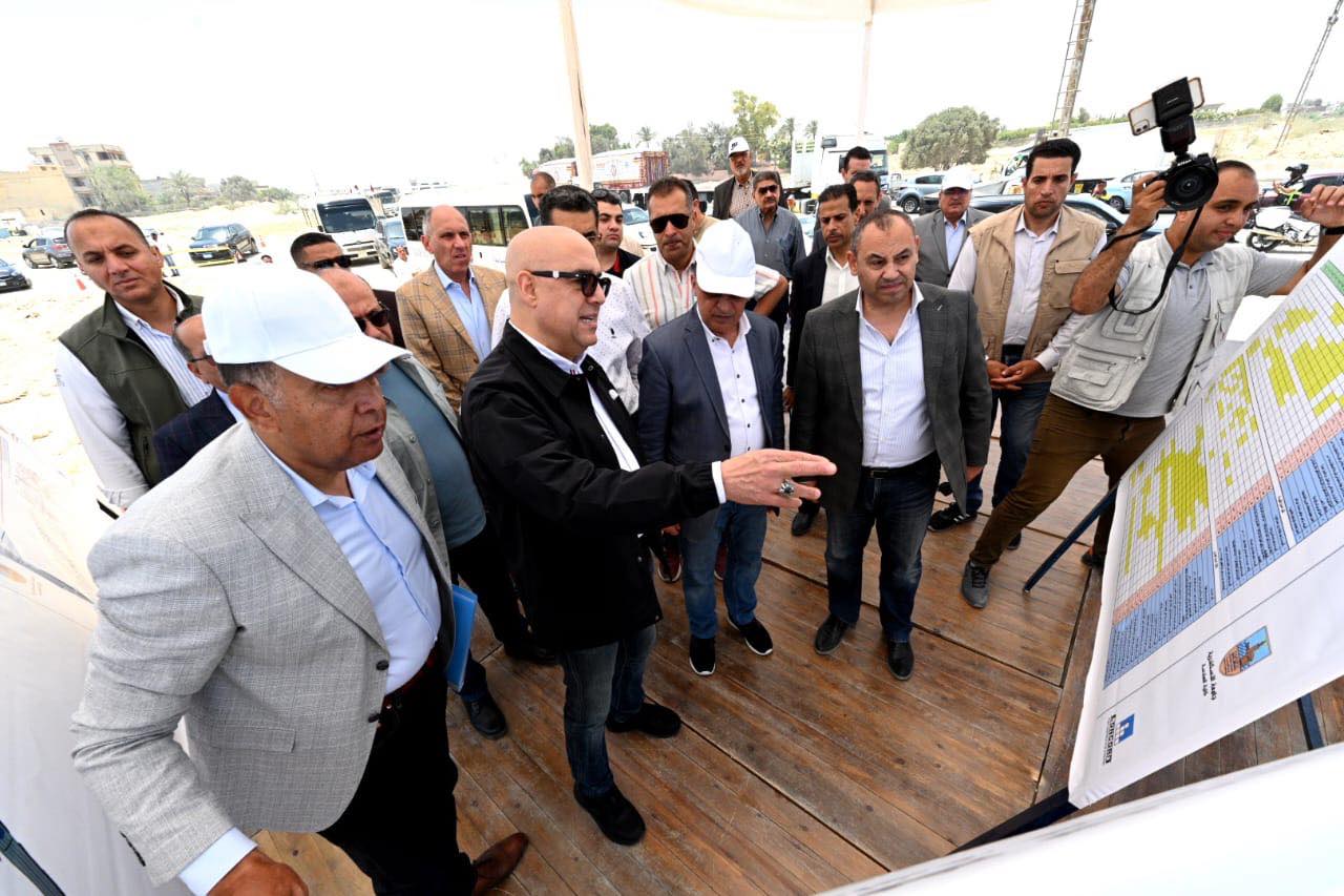 وزير الإسكان ومحافظ الإسكندرية يتفقدان مشروع إنشاء القوس الغربى لمحور اللواء عمر سليمان
