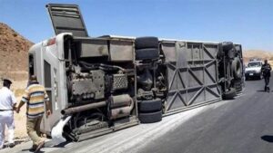 إصابة 12 شخصًا في انقلاب أتوبيس أعلى الطريق الدائري بمدينة أكتوبر