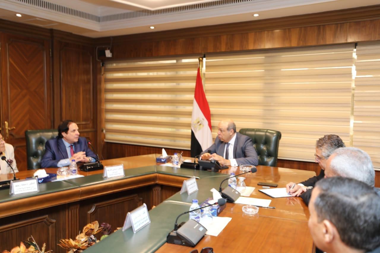 وزير الطيران المدني يلتقي أمين رابطة الجامعات الإسلامية لبحث إمكانية التعاون