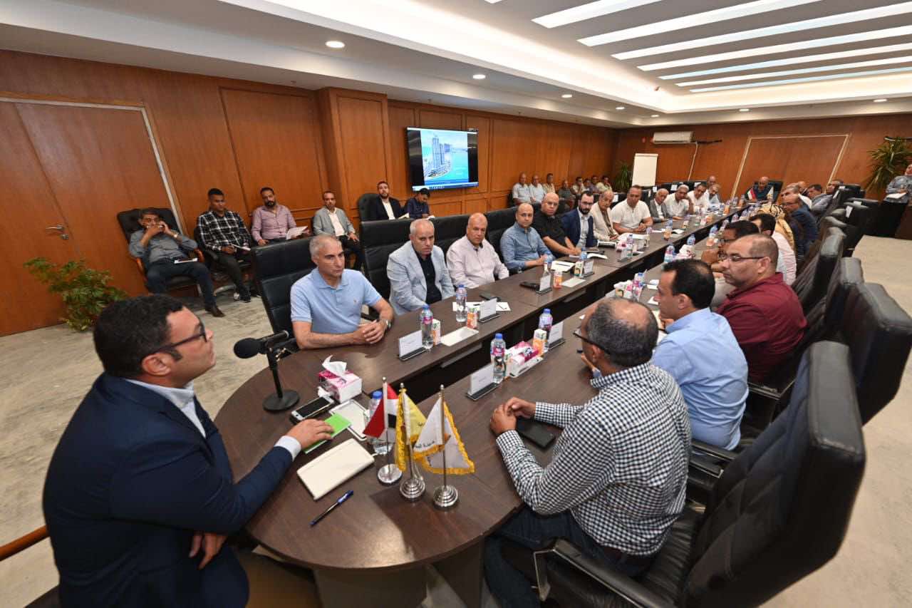 وزير الإسكان يتابع مع جميع الشركات العاملة بمشروعات مدينة العلمين الجديدة الموقف التنفيذى