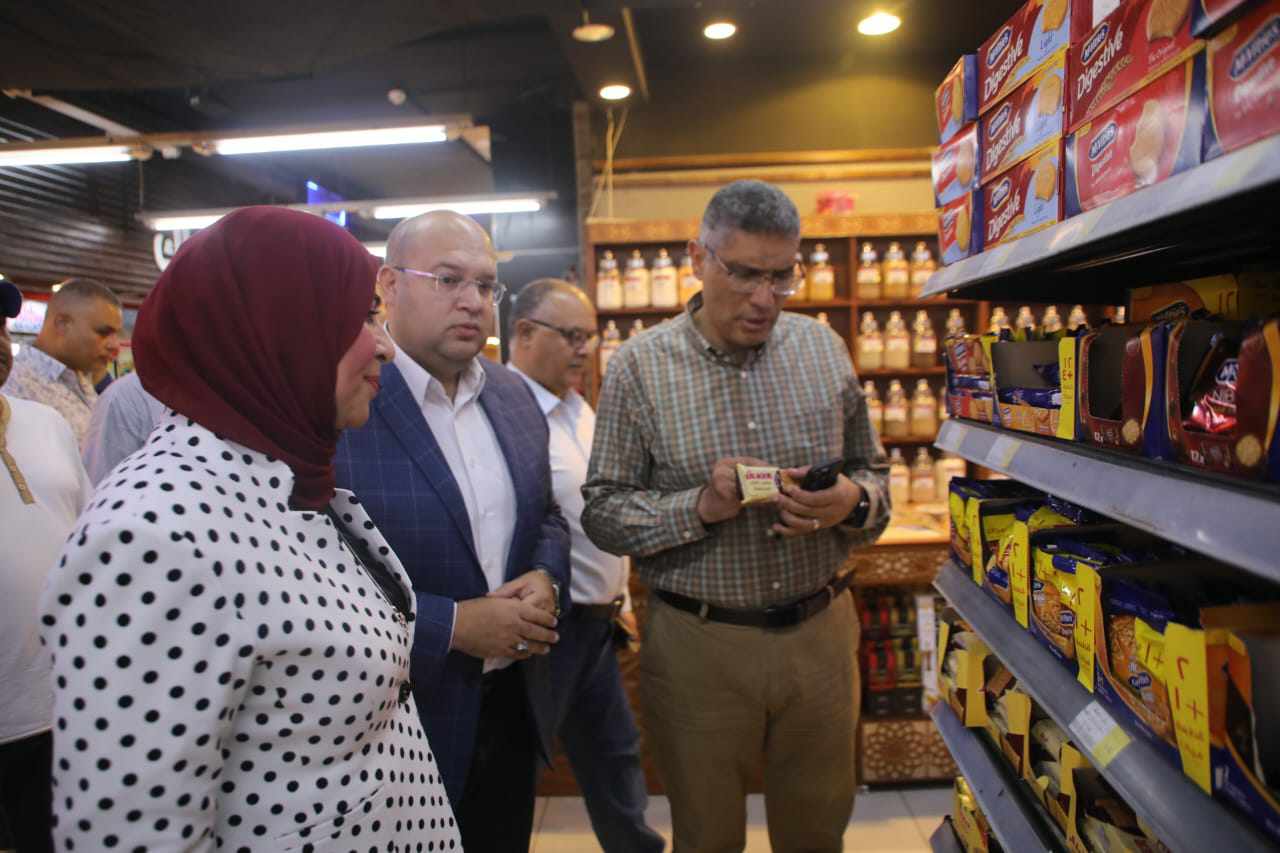 محافظ الجيزة فى جولة ميدانية على الأسواق لضمان توافر السلع الأساسية بأسعار مناسبة