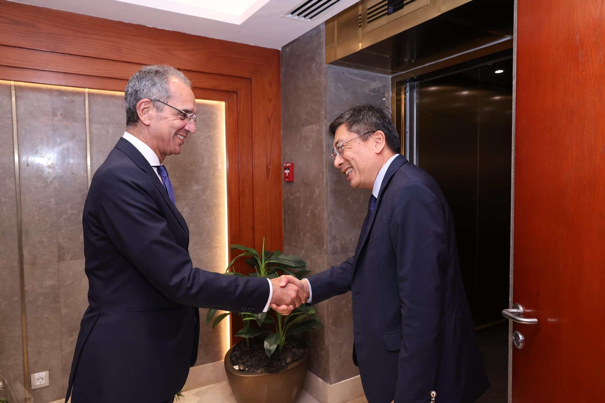 وزير الاتصالات يبحث مع سفير سنغافورة لدى مصر تعزيز التعاون بين البلدين فى مجالات التعهيد