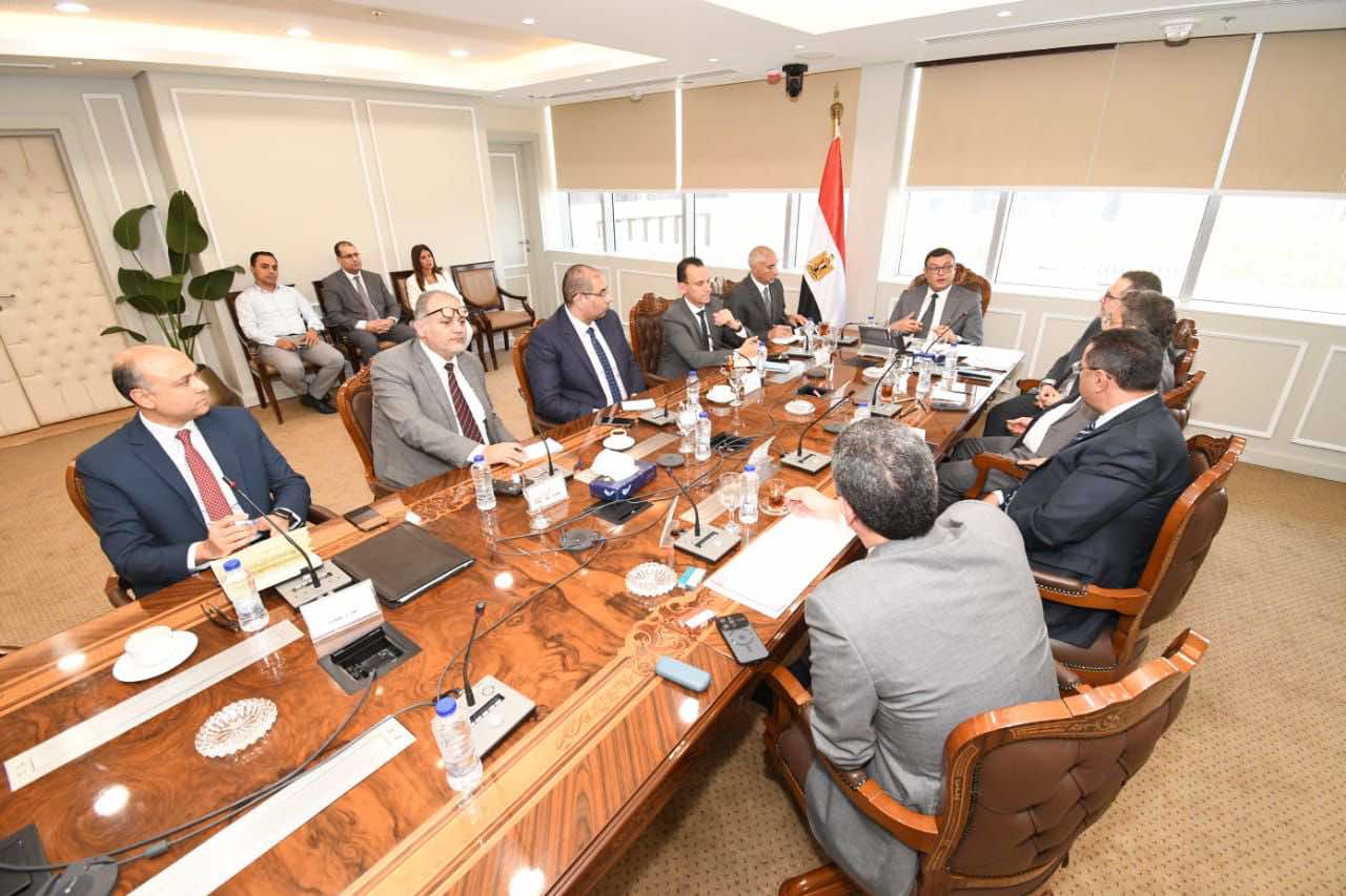 أبرزها وضع توقيت زمني محدد.. وزير الإسكان يستعرض مقترحات شركات التسويق العقاري بالمدن الجديدة