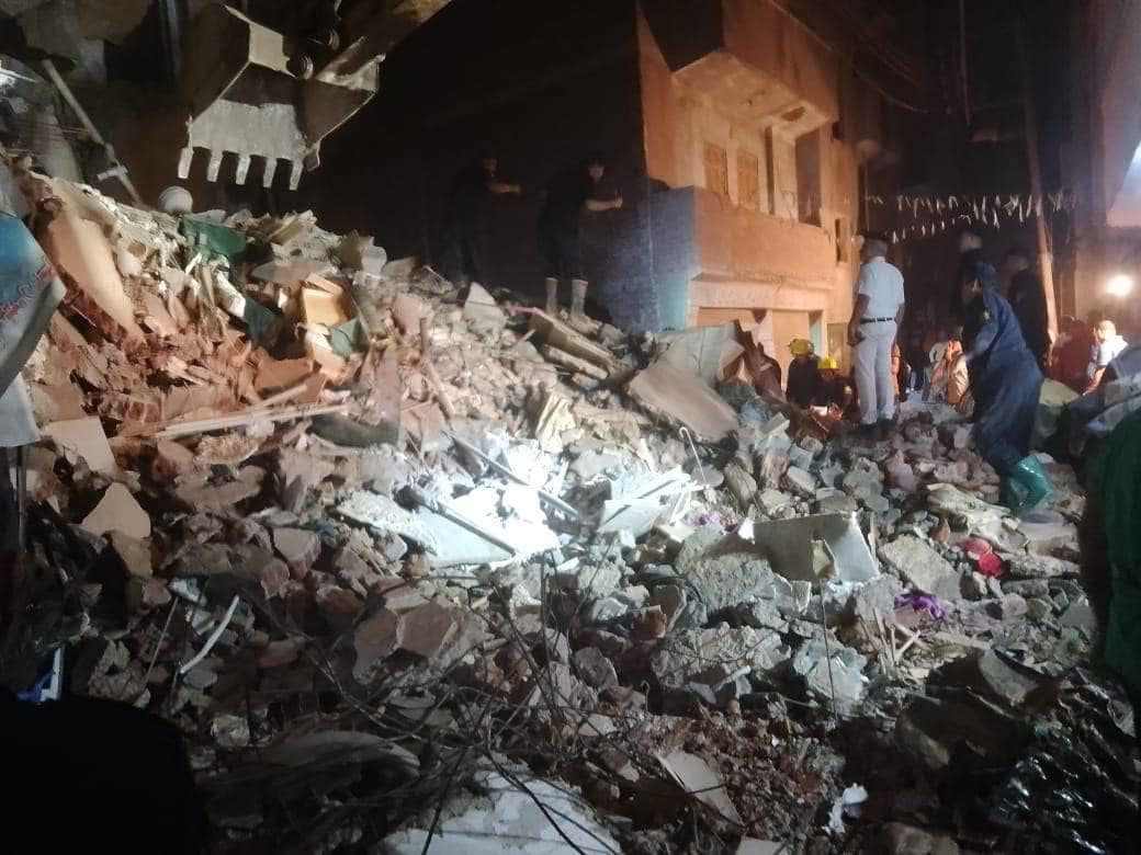 مصرع شخصين و إصابة 3 أخرين عقب سقوط منزل بالمحلة