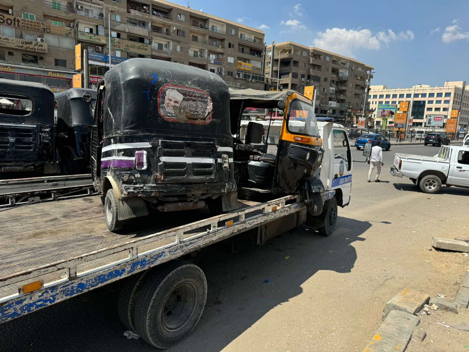 حملات لرفع الإشغالات وضبط مركبات التوك التوك المخالفة بمدن 6 أكتوبر والعاشر وبدر