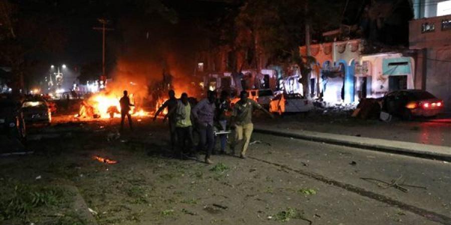 مقتل 9 أشخاص في انفجار سيارة مفخخة خارج مقهى بمقديشو