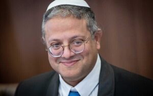 “بن غفير” يقتحم المسجد الأقصى .. ويطالب بتأجيل صفقة الرهائن