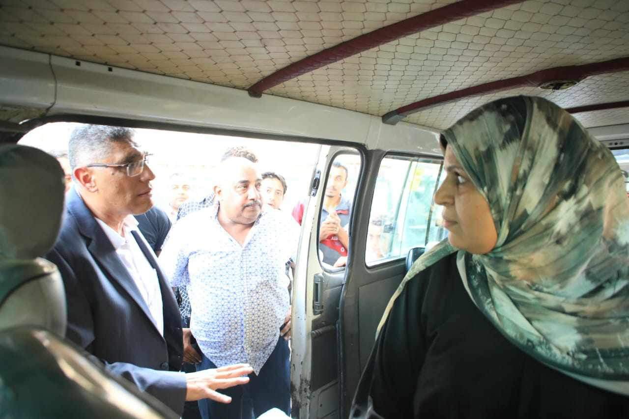 جولة مفاجأة لمحافظ الجيزة بمواقف سرفيس الجيزة والمريوطية