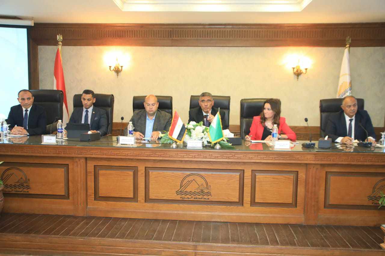 اجتماع موسع لمحافظ الجيزة مع رؤساء المراكز والمدن والأحياء لتطوير منظومة العمل