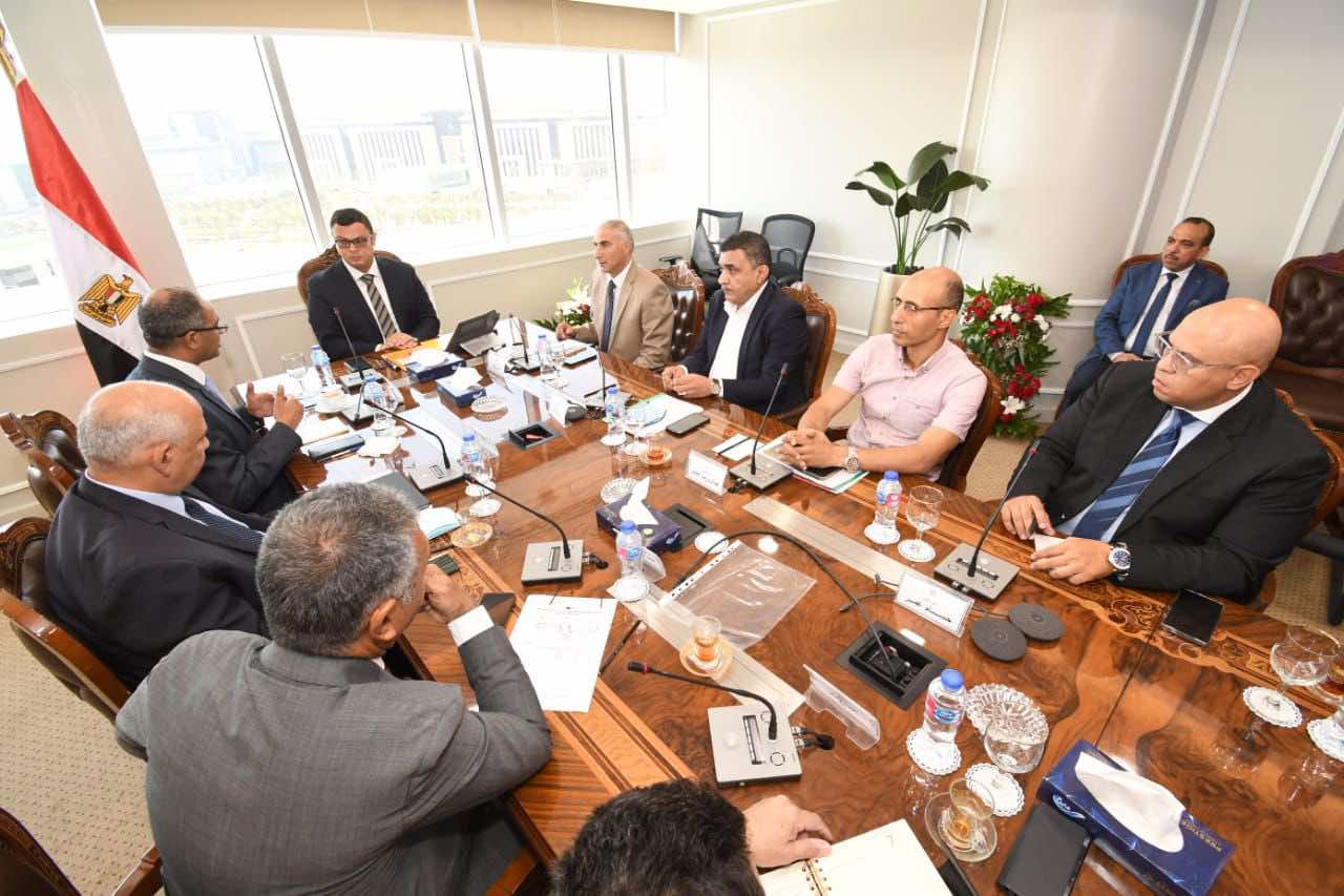 وزير الإسكان يتابع الموقف التنفيذى لمشروعات زيادة إمداد محطة مياه القاهرة الجديدة من المياه العكرة