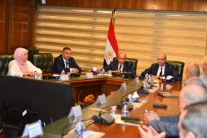 الفريق محمد عباس يستقبل الطيار سامح الحفنى وزير الطيران المدنى