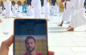 فتاة تؤدي العمرة على روح اللاعب الراحل أحمد رفعت