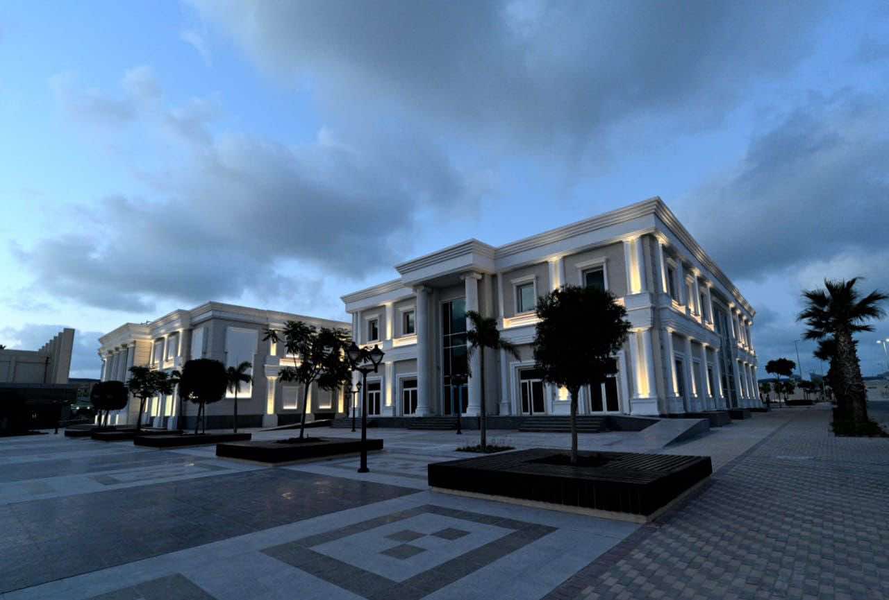 بدء التشغيل التجريبي لإحدى قاعات مجمع السينمات بالمدينة التراثية بـ”العلمين الجديدة”