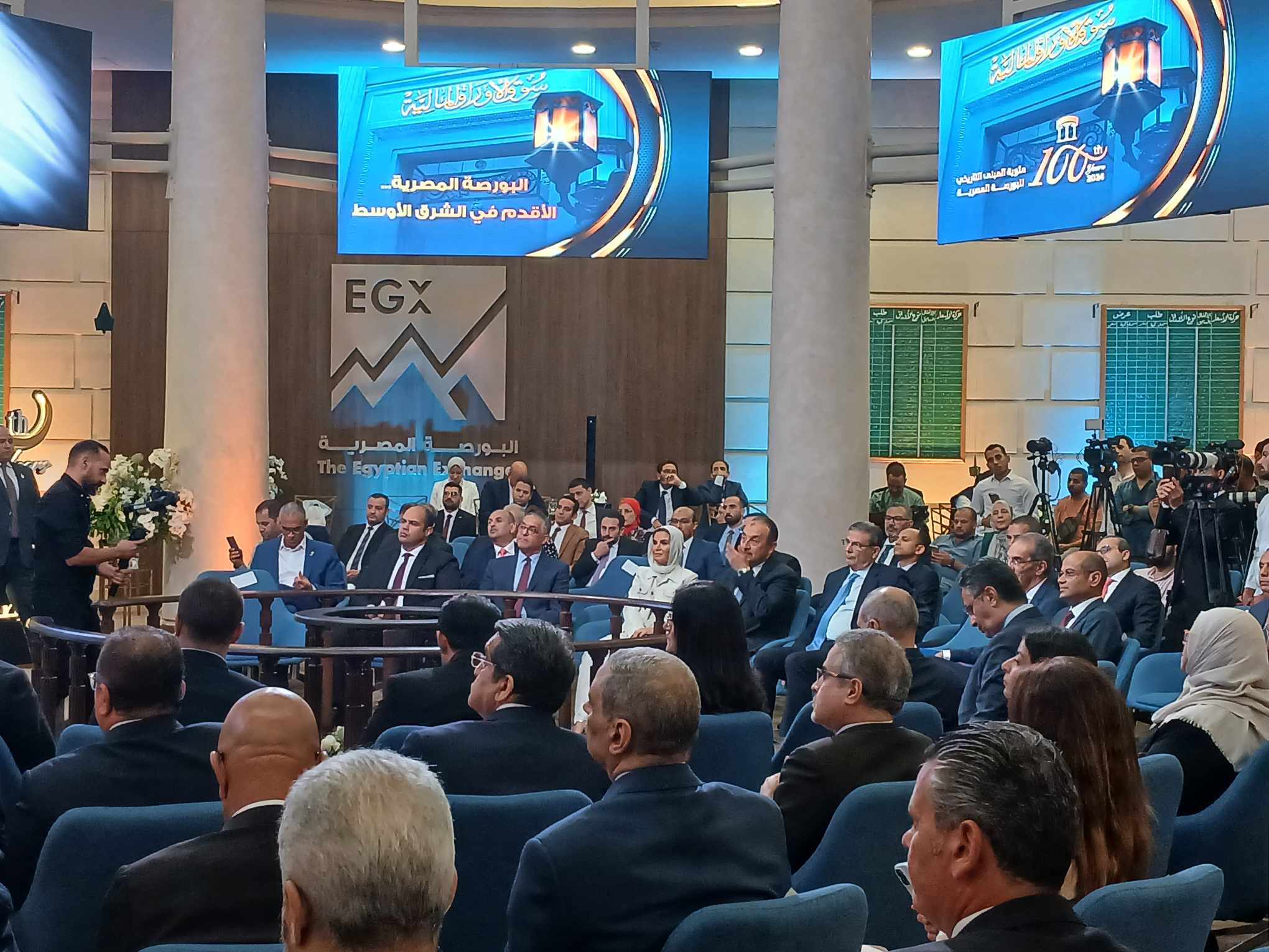 رئيس البورصة المصرية يفتتح قاعة التداول بالمبنى التاريخي