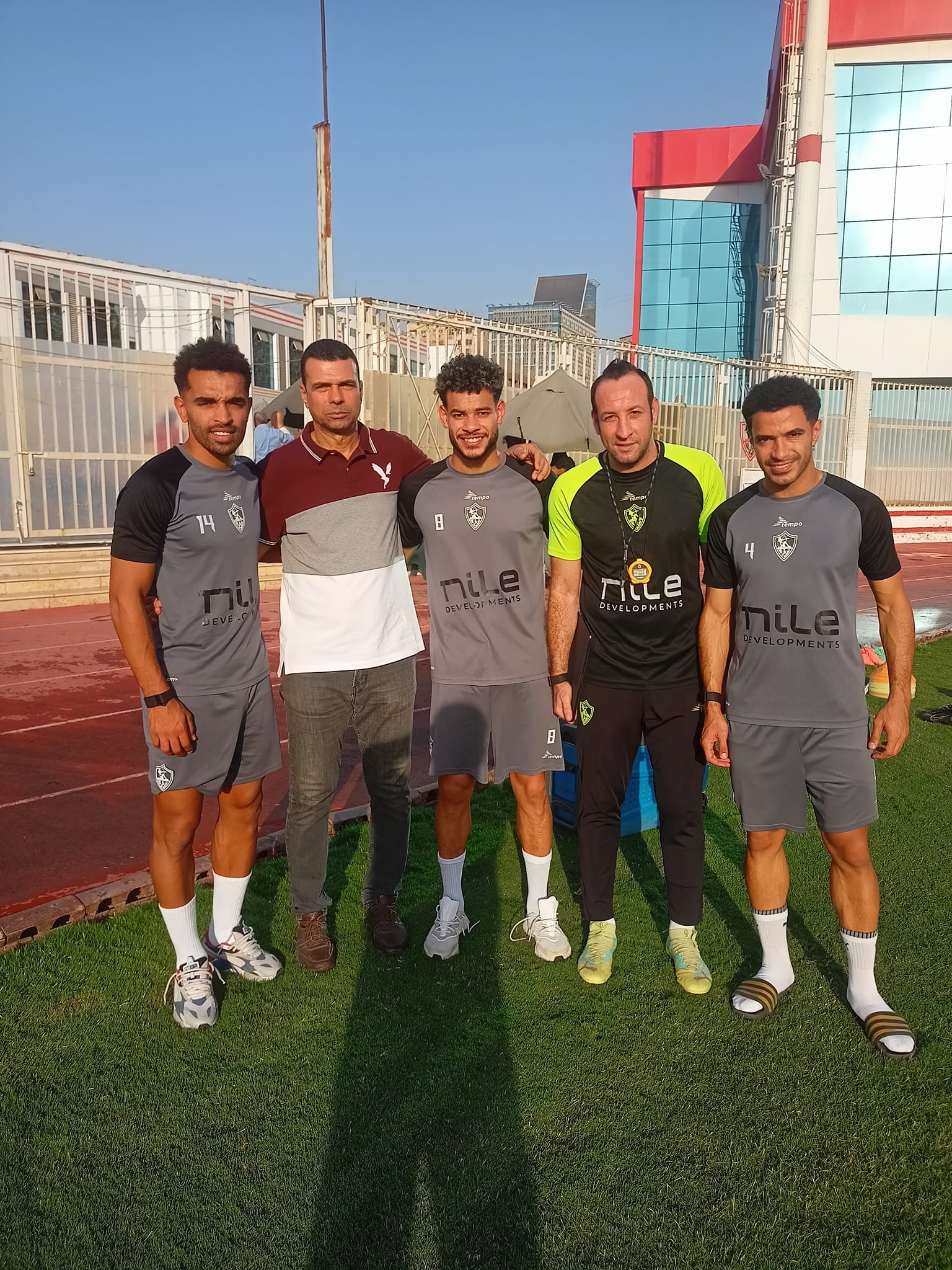 أكرم عبدالمجيد مع لاعبي الزمالك