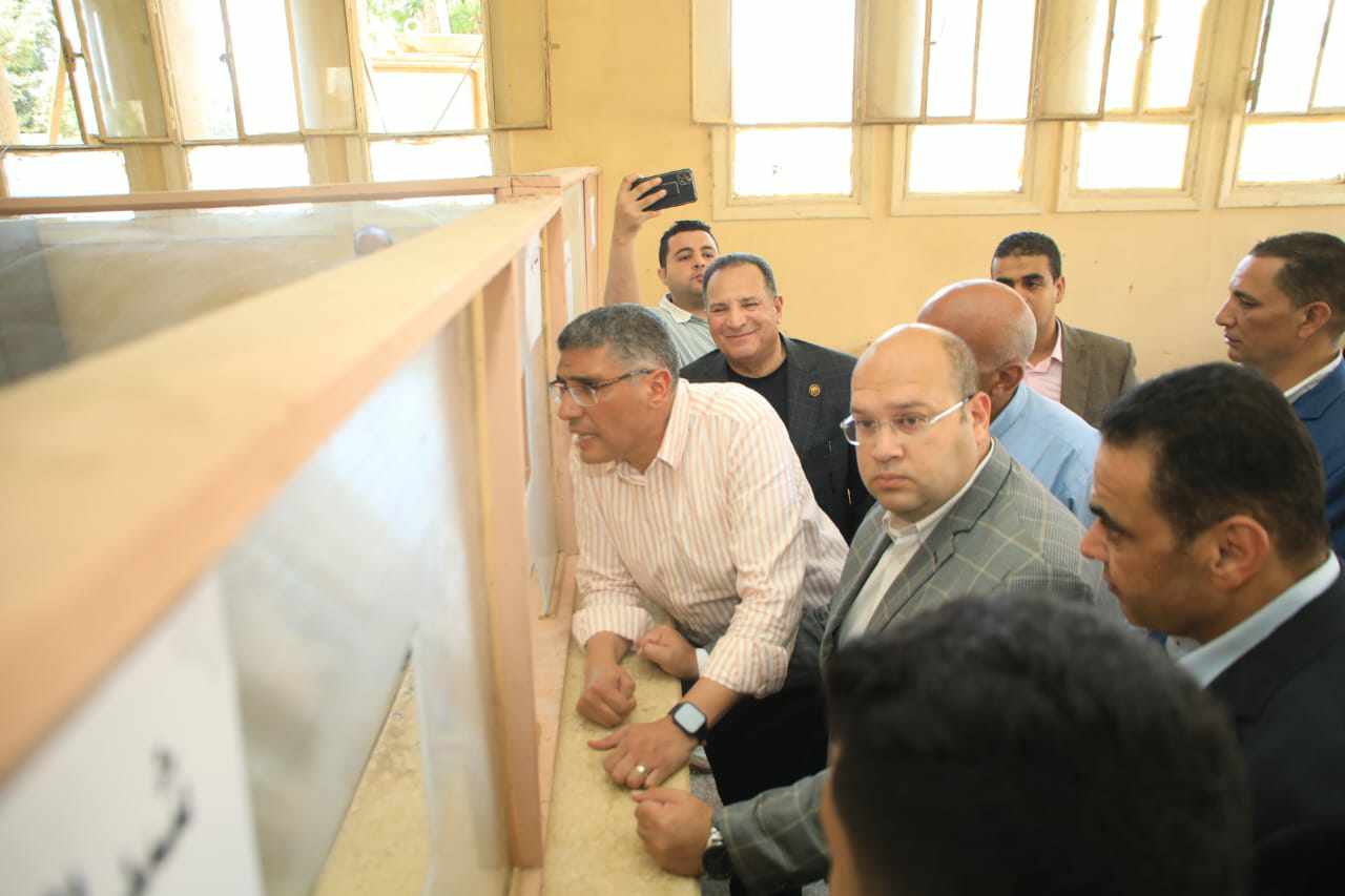 محافظ الجيزة يطلع على آليات العمل بشباك المركز التكنولوجي فى العياط