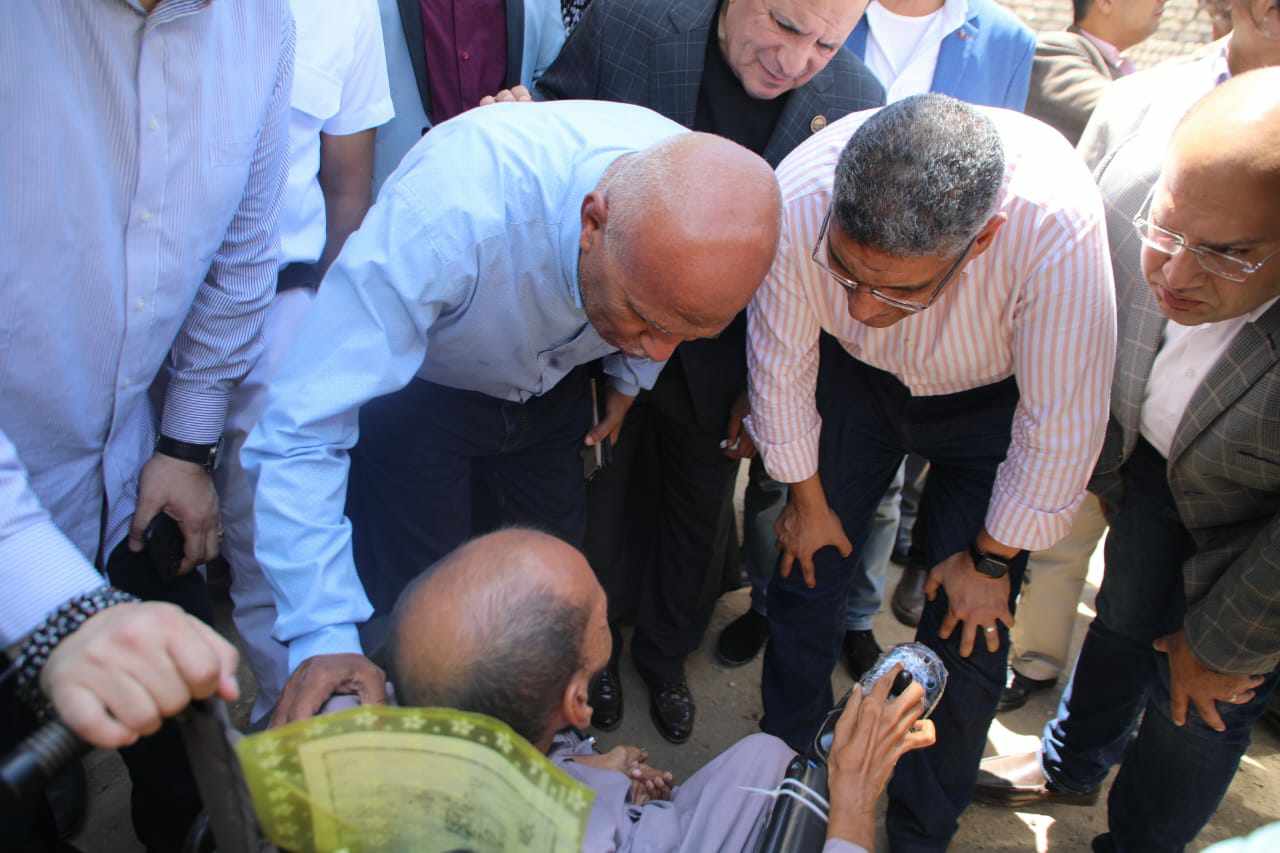 خلال جولته بالعياط.. محافظ الجيزة يلتقي بالمواطنين للإطلاع على أبرز المعوقات وسبل حلها