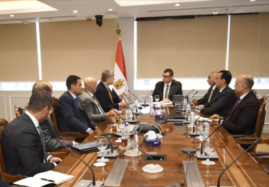 وزير الإسكان يتابع الموقف التنفيذى لمشروع أبراج الداون تاون وبحيرات العلمين كريستال لاجون