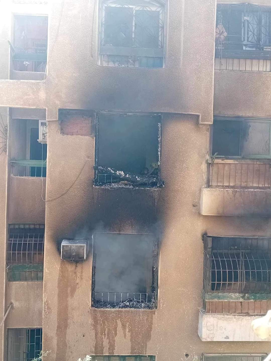 حريق هائل يلتهم عمارة بالتجمع.. والدفع بـ10 سيارات إطفاء