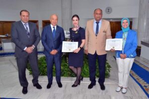 رئيس القابضة لمصر للطيران يكرم طاقم الضيافة الجوية تقديرا لأدائهم المتميز