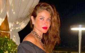 بإطلالة ساحرة ..هيدي كرم تتألق بإجازتها الصيفية