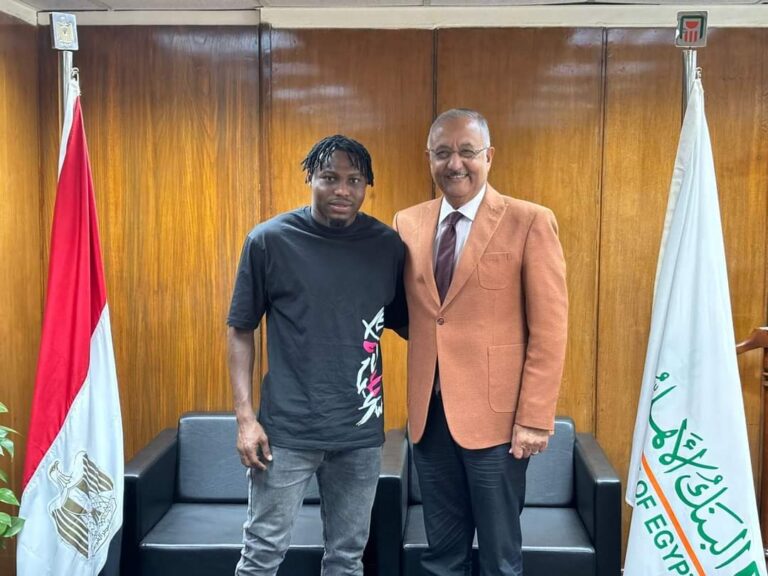 إسحاق يعقوبو مع اللواء أشرف نصار