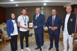 محافظ الغربية يكرم محمد السيد بعد برونزية الأوليمبياد
