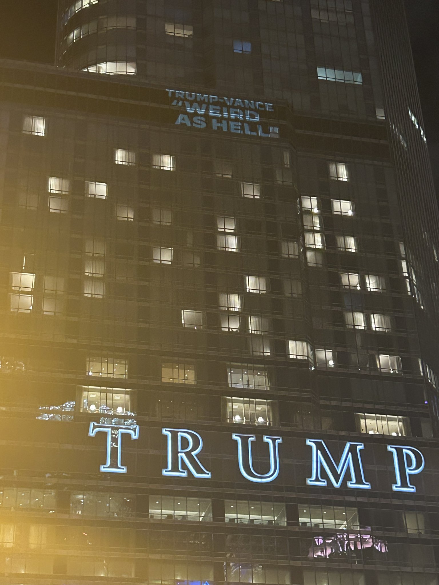 “غريب جدًا”.. دعاية ديمقراطية على برج ترامب