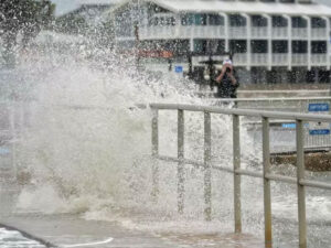 العاصفة “ديبي” تضرب أمريكا وتهدد بحدوث فيضانات