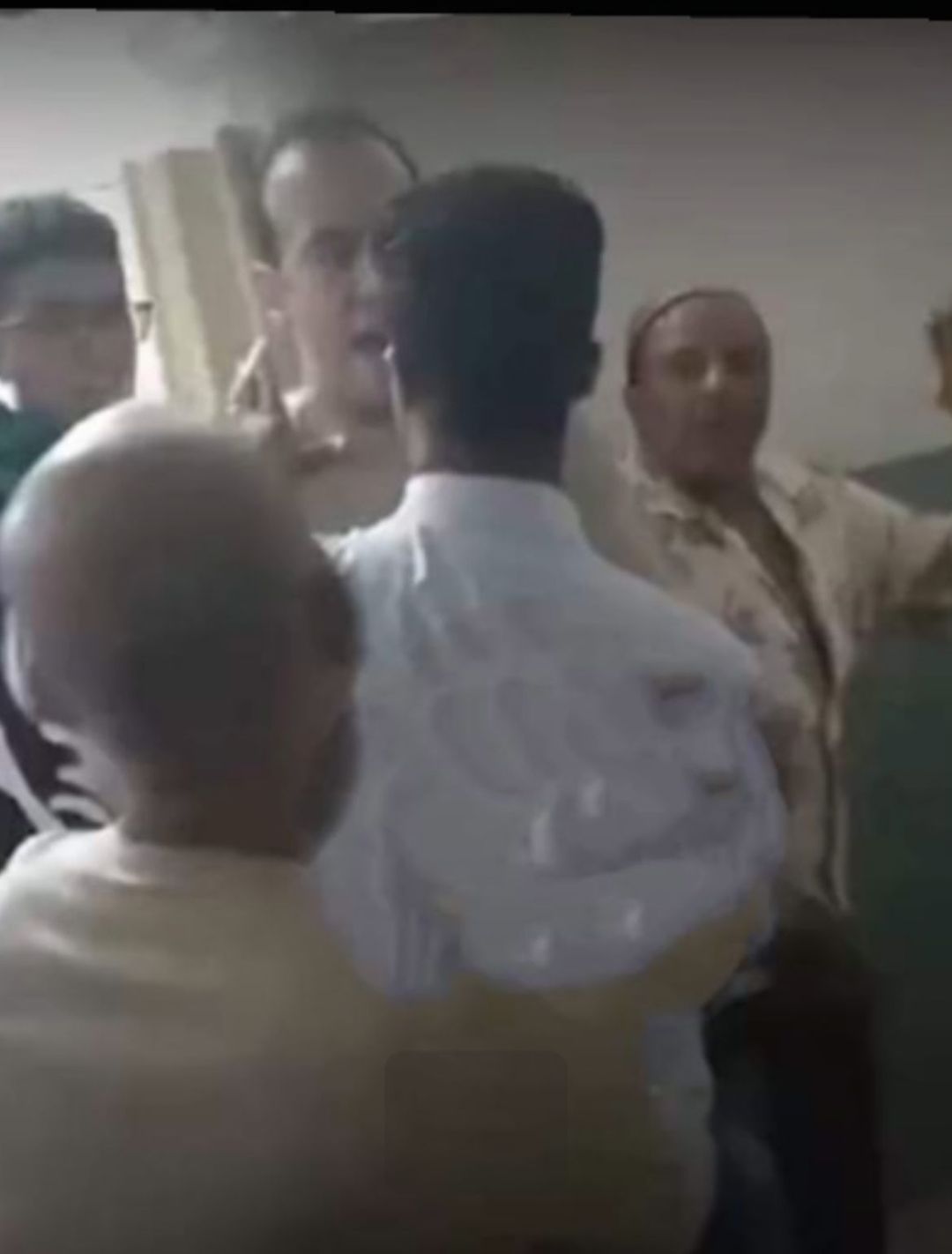 محمد فؤاد في قفص الاتهام.. اعتداء صادم على طبيب داخل مستشفى عين شمس