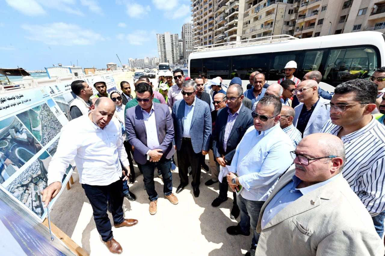 وزير الإسكان ومحافظ الإسكندرية يختتمان جولتهما بتفقد مشروع توسعة كورنيش الإسكندرية من المنتزه إلى فندق المحروسة