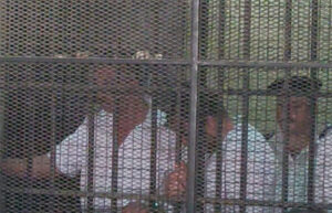 سفاح التجمع يبكي حاله خلف القضبان خلال جلسة المحاكمة