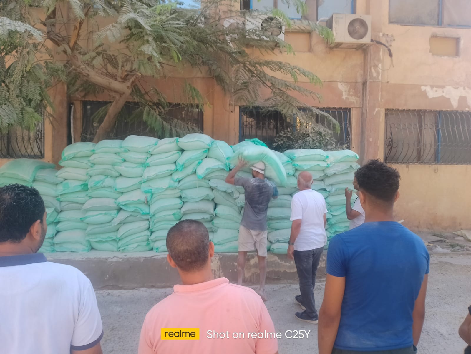 ضبط ٥.٥ طن دقيق بلدي مدعم بحوزه منشاة مخالفة بقرية سقارة بالجيزة