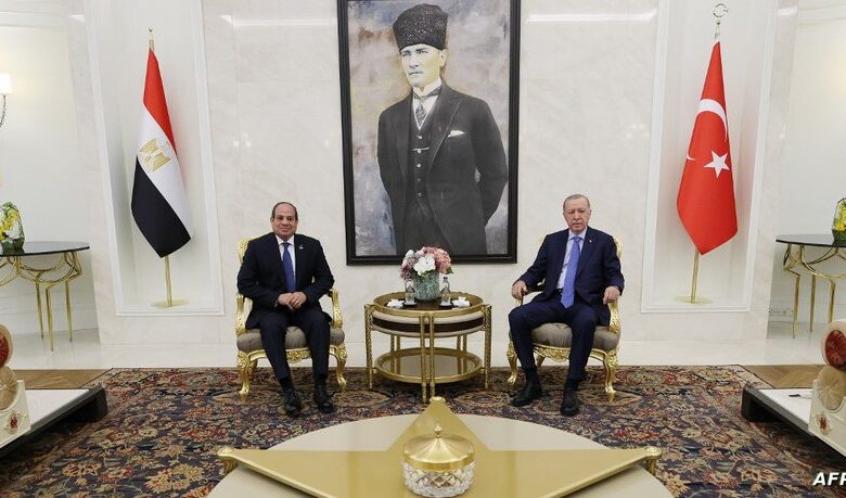 صورة تجمع الرئيسين المصري والتركي في أنقرة