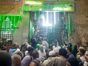 آلاف المحبين يحتفلون بالليلة الختامية لمولد العارف بالله جلال الدين السيوطى