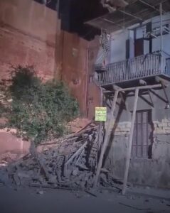 عقار شبرا يبتلع أسرة بأكملها وأجهزة الأمن تنتشل جثث الضحايا.. التفاصيل الكاملة