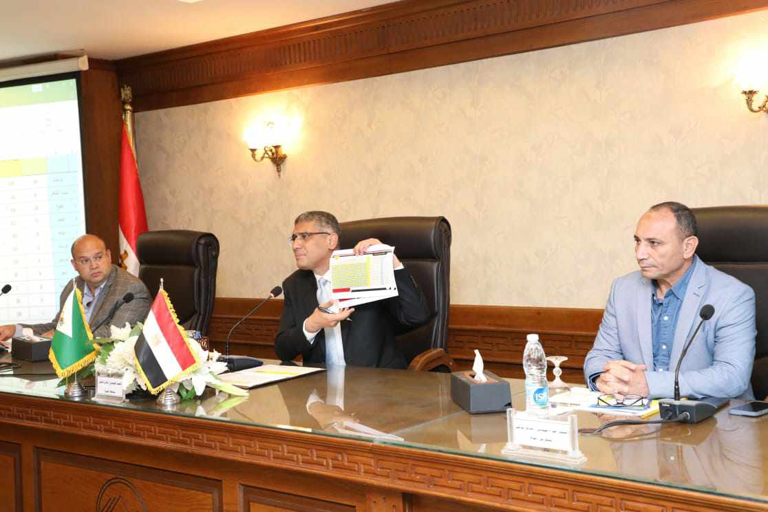 محافظ الجيزة يجتمع برؤساء المدن والأحياء لمتابعة موقف ملف تقنين الأراضي