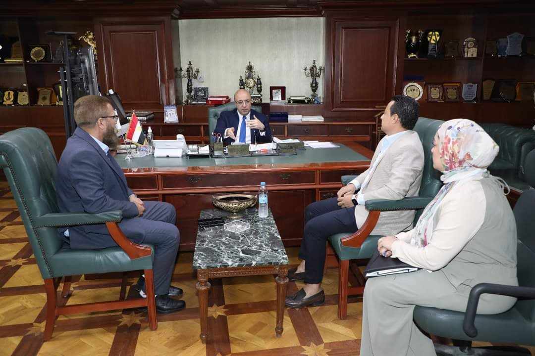 محافظ بني سويف يلتقي  بعض المستثمرين   لضخ استثمارات جديدة بالمنطقة الصناعية