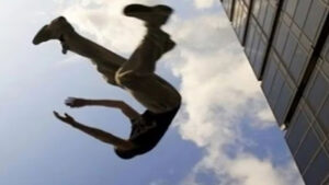 “وماتدرى نفس بأى أرض تموت”…تفاصيل واقعة سقوط سوادنى من العاشر فى عين شمس