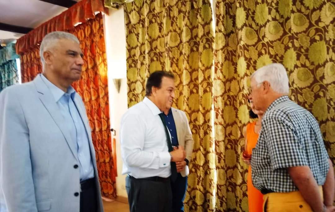 وزيرى الصحة والإسكان ومحافظ أسوان يلتقون بفوج سياحي لمتابعة مستوى الخدمات المقدمة لهم.