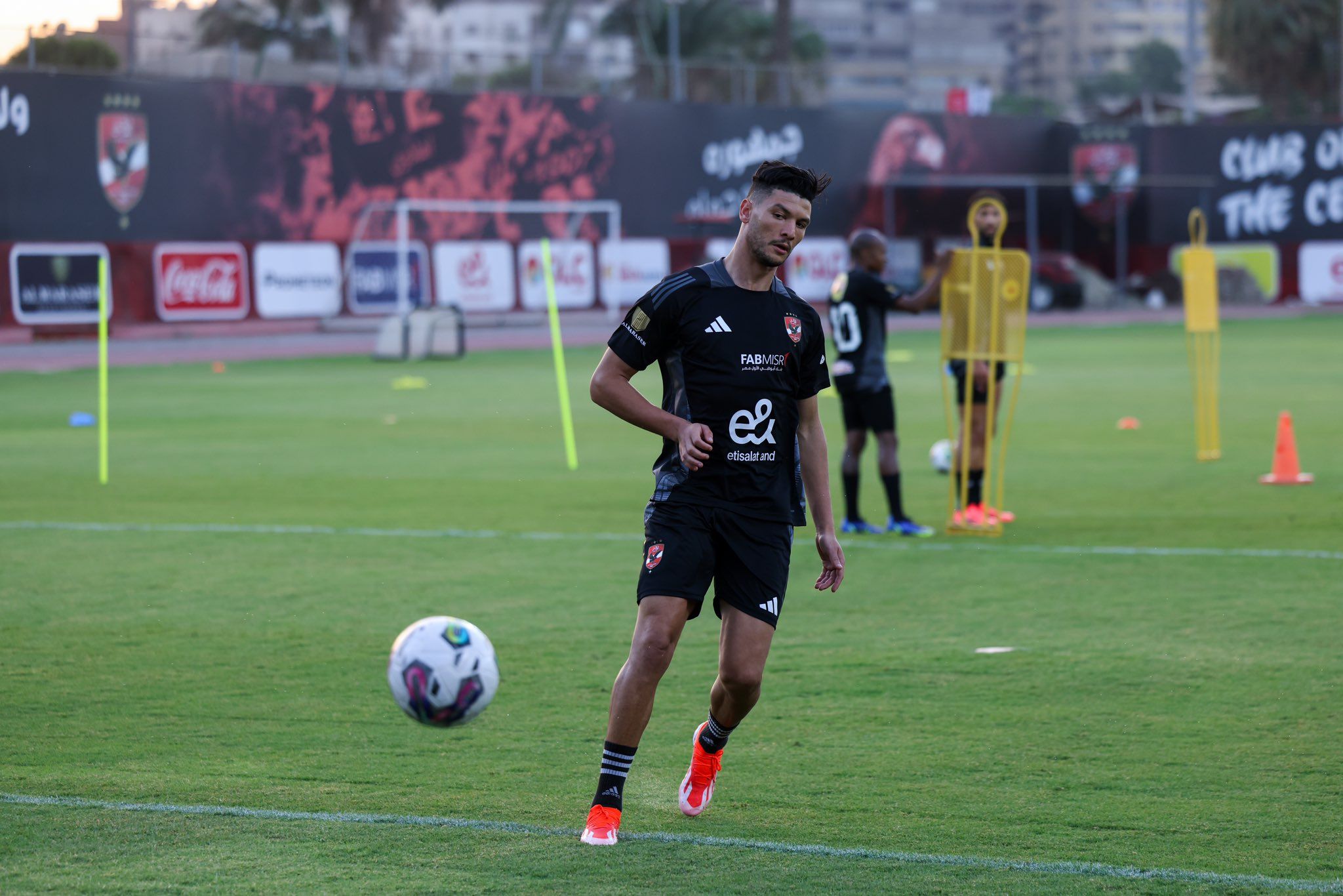 المغربي أشرف داري ينتظم في تدريبات الأهلي