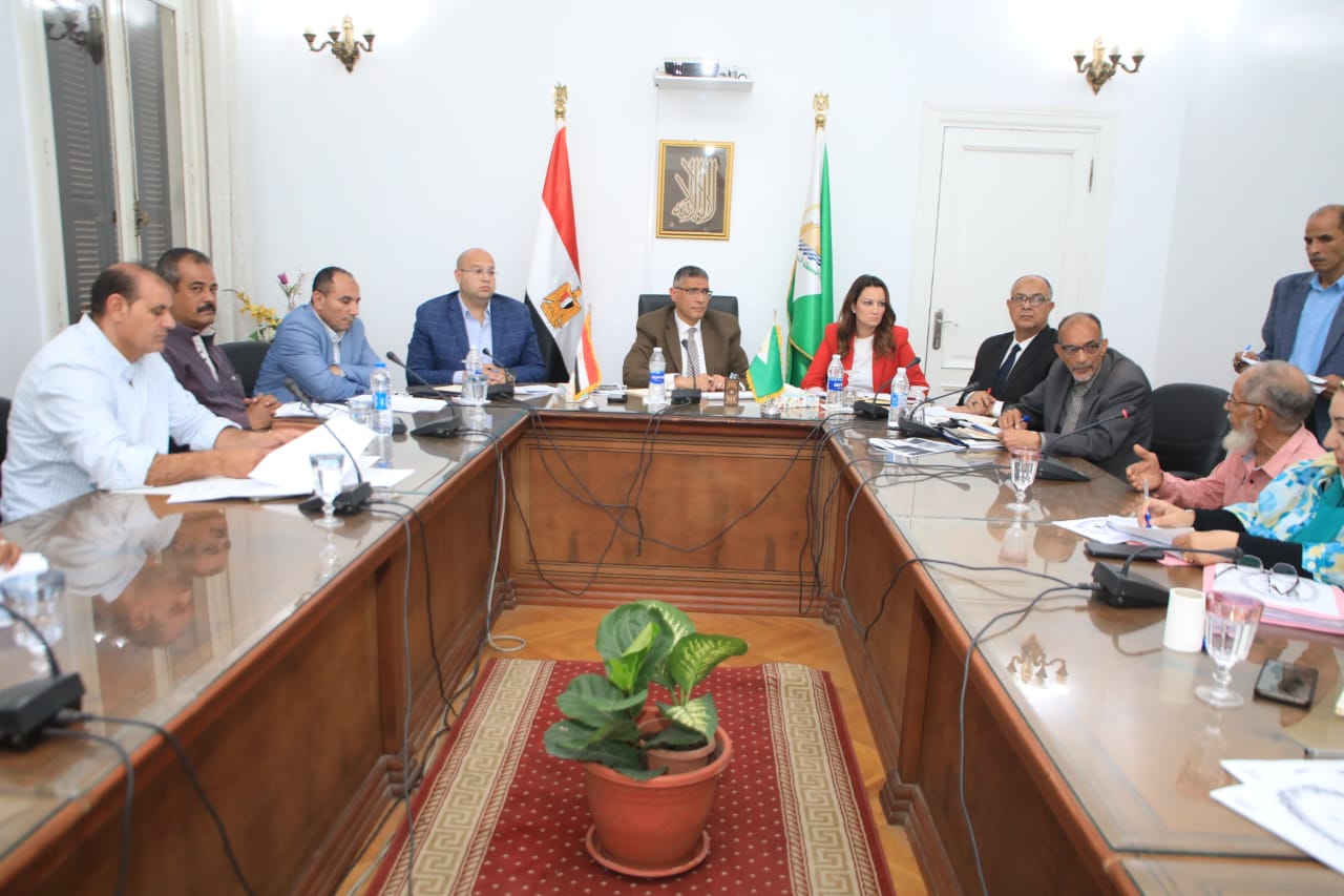 محافظ الجيزة يجتمع بالمواطنين فى أولى لقاءاته