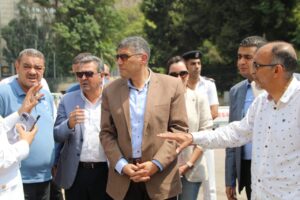 عادل النجار يتابع حالة الإشغالات والنظافة بميدان الجيزة