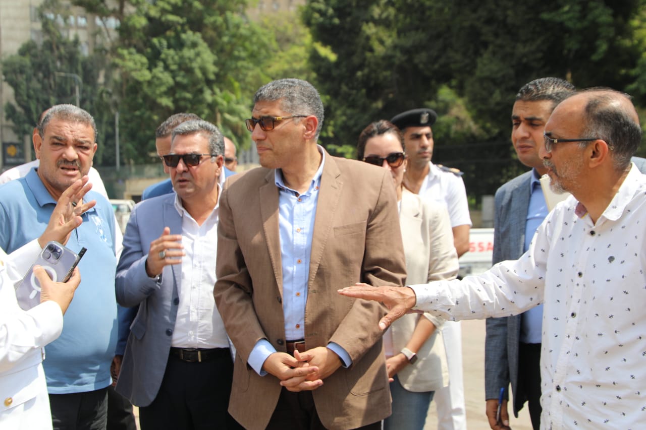 عادل النجار يتابع حالة الإشغالات والنظافة بميدان الجيزة