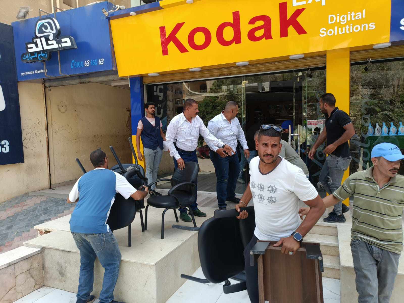 غلق وتشميع ٢٥ منشأة تجارية تدار دون تراخيص بحدائق الأهرام