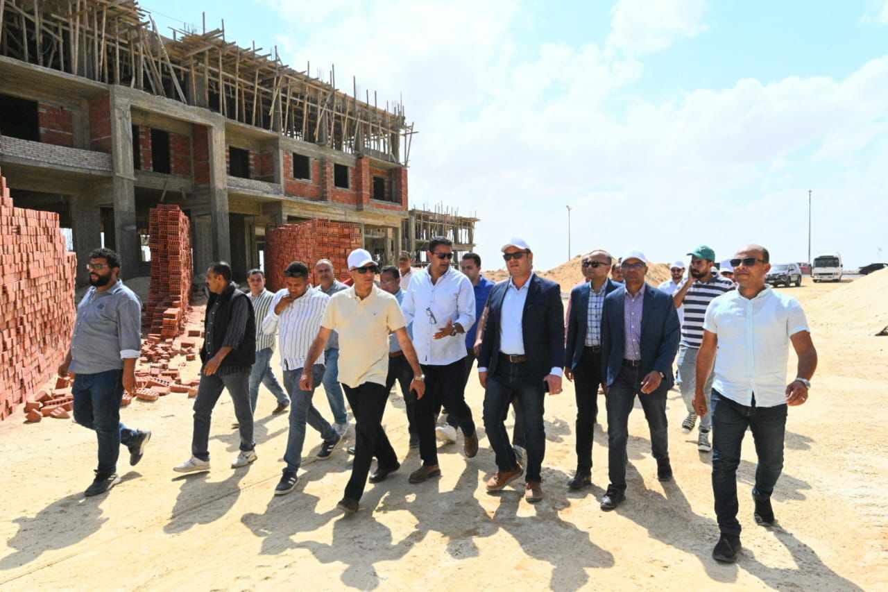 وزير الإسكان يتفقد وحدات المبادرة الرئاسية “سكن لكل المصريين” ووحدات وفيلات كمبوند “مزارين”