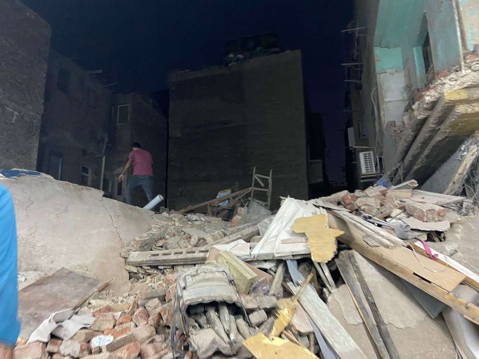 مصرع شخص وإصابة اثنين في إنهيار عقار بالزيتون: جهود الحماية المدنية لإنقاذ العالقين