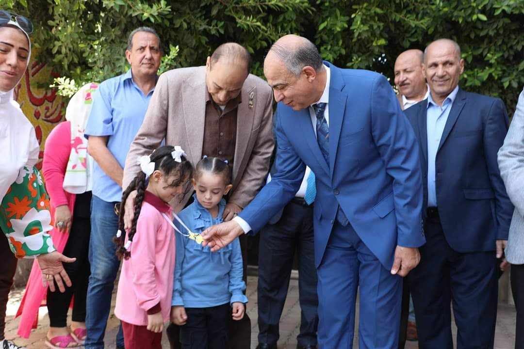 محافظ المنيا يشدد على توفير الكتب المدرسية للطلاب ويؤكد انتظام الدراسة في 3257 مدرسة