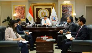 خالد عبدالغفار يجتمع بالسفير المصري بجنوب إفريقيا لبحث سبل التعاون الصحي بين البلدين